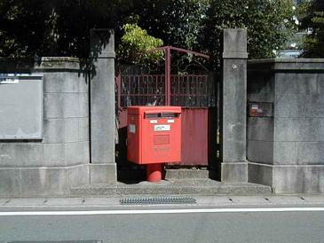 Buz�n delante de una puerta