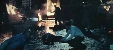 Se cae poniendo las manitas