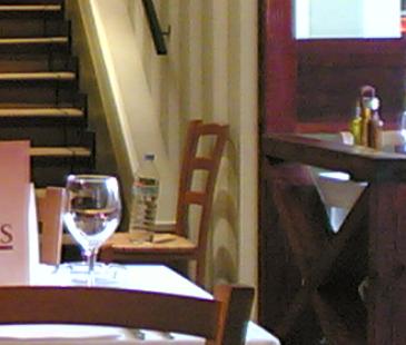 Una botella de agua en una silla