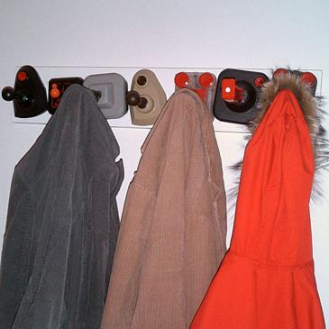 Perchero con tres abrigos