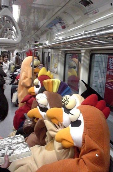 Disfrazado de pollo en el metro japon�s